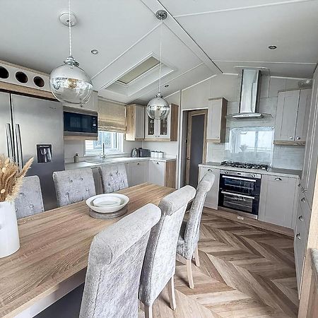 Beautiful Lodge With Full Sea Views At Broadland Sands In Suffolk Ref 20235Bs Hopton on Sea Dış mekan fotoğraf
