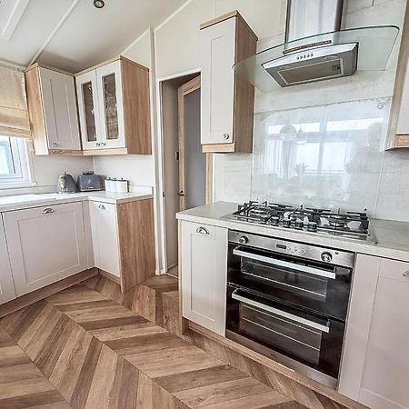Beautiful Lodge With Full Sea Views At Broadland Sands In Suffolk Ref 20235Bs Hopton on Sea Dış mekan fotoğraf