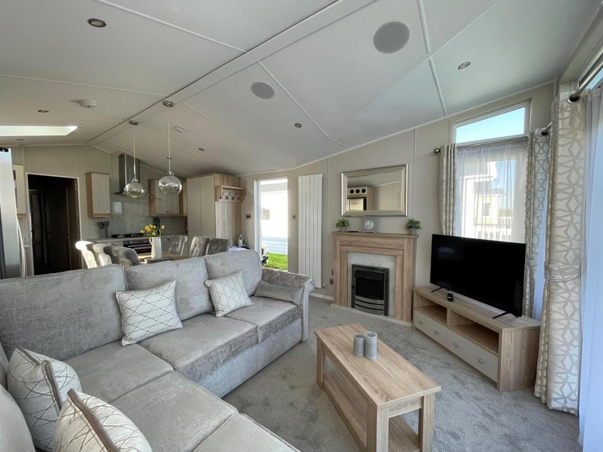 Beautiful Lodge With Full Sea Views At Broadland Sands In Suffolk Ref 20235Bs Hopton on Sea Dış mekan fotoğraf
