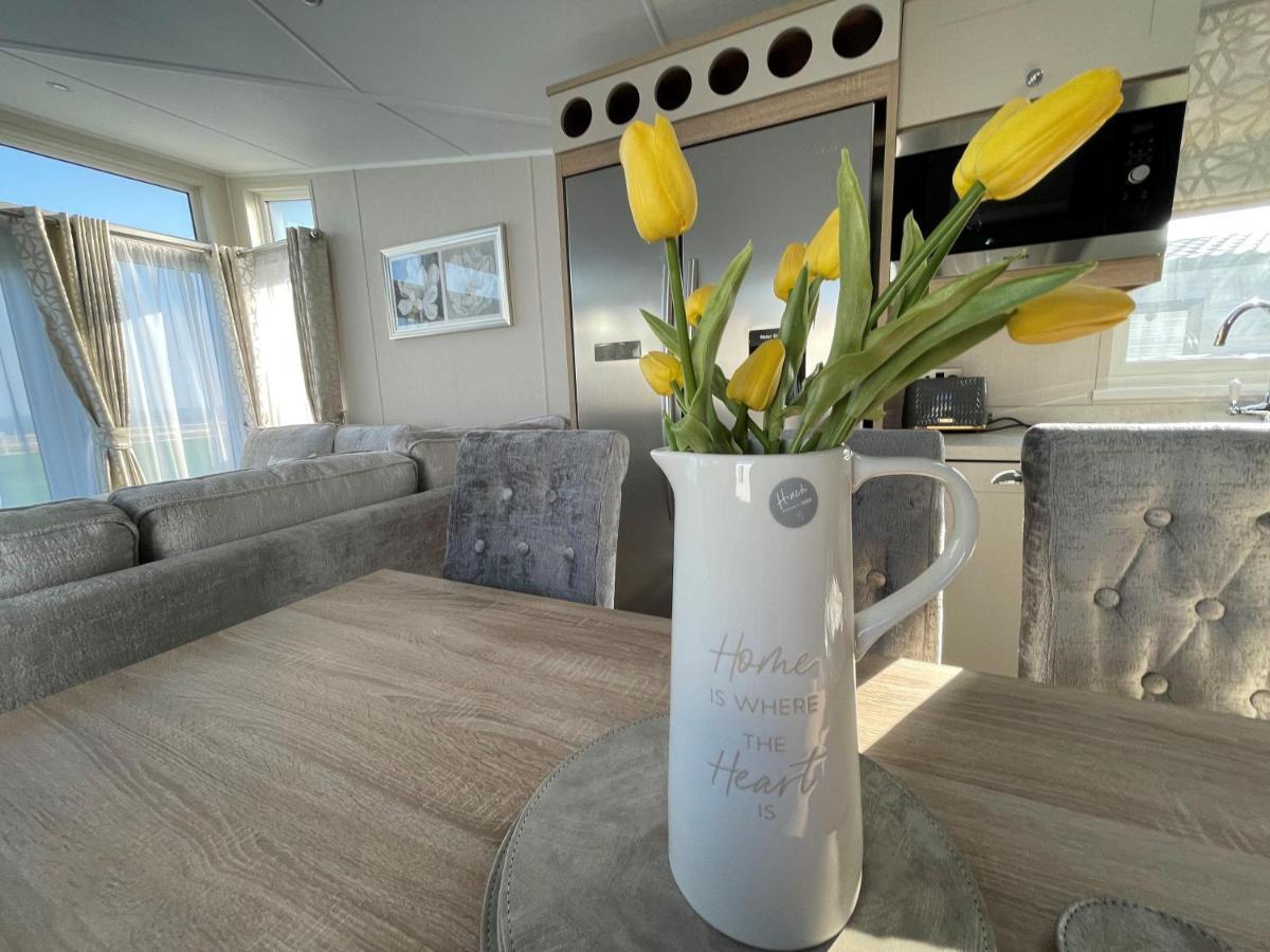 Beautiful Lodge With Full Sea Views At Broadland Sands In Suffolk Ref 20235Bs Hopton on Sea Dış mekan fotoğraf