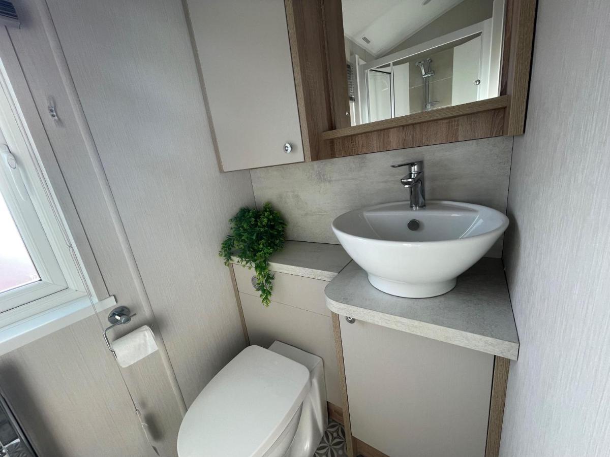 Beautiful Lodge With Full Sea Views At Broadland Sands In Suffolk Ref 20235Bs Hopton on Sea Dış mekan fotoğraf