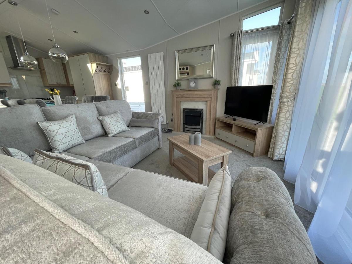 Beautiful Lodge With Full Sea Views At Broadland Sands In Suffolk Ref 20235Bs Hopton on Sea Dış mekan fotoğraf