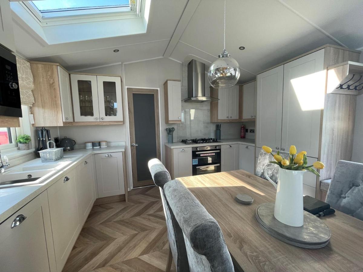 Beautiful Lodge With Full Sea Views At Broadland Sands In Suffolk Ref 20235Bs Hopton on Sea Dış mekan fotoğraf
