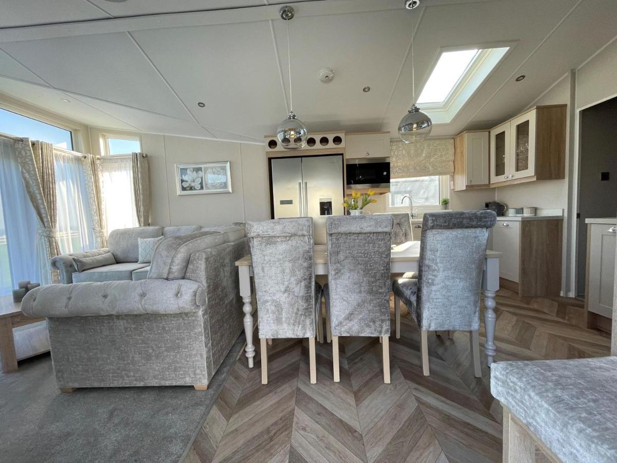 Beautiful Lodge With Full Sea Views At Broadland Sands In Suffolk Ref 20235Bs Hopton on Sea Dış mekan fotoğraf
