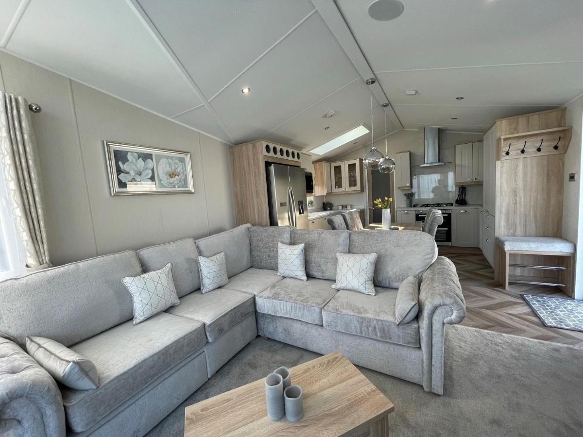 Beautiful Lodge With Full Sea Views At Broadland Sands In Suffolk Ref 20235Bs Hopton on Sea Dış mekan fotoğraf