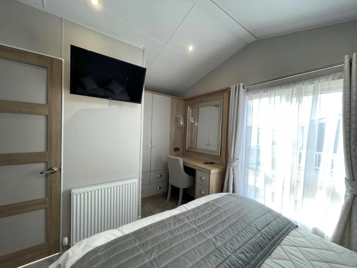 Beautiful Lodge With Full Sea Views At Broadland Sands In Suffolk Ref 20235Bs Hopton on Sea Dış mekan fotoğraf