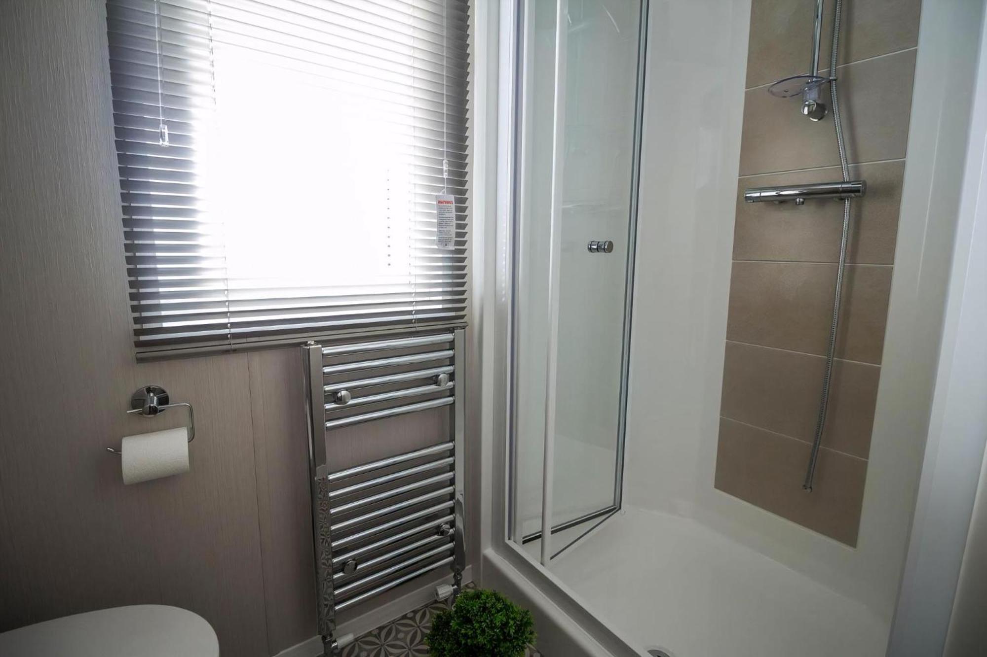 Beautiful Lodge With Full Sea Views At Broadland Sands In Suffolk Ref 20235Bs Hopton on Sea Dış mekan fotoğraf