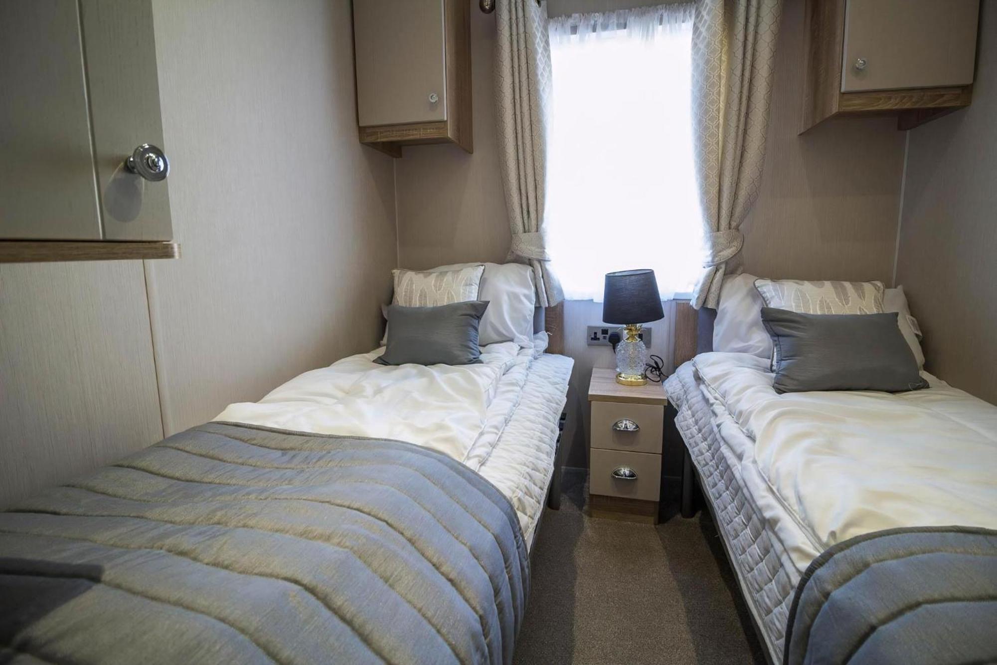 Beautiful Lodge With Full Sea Views At Broadland Sands In Suffolk Ref 20235Bs Hopton on Sea Dış mekan fotoğraf