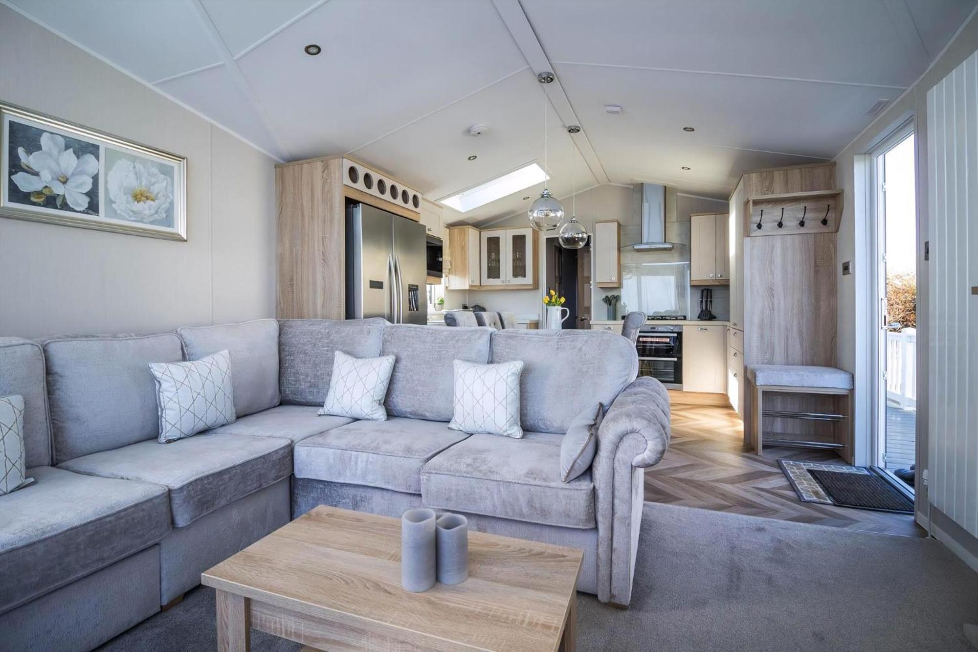 Beautiful Lodge With Full Sea Views At Broadland Sands In Suffolk Ref 20235Bs Hopton on Sea Dış mekan fotoğraf