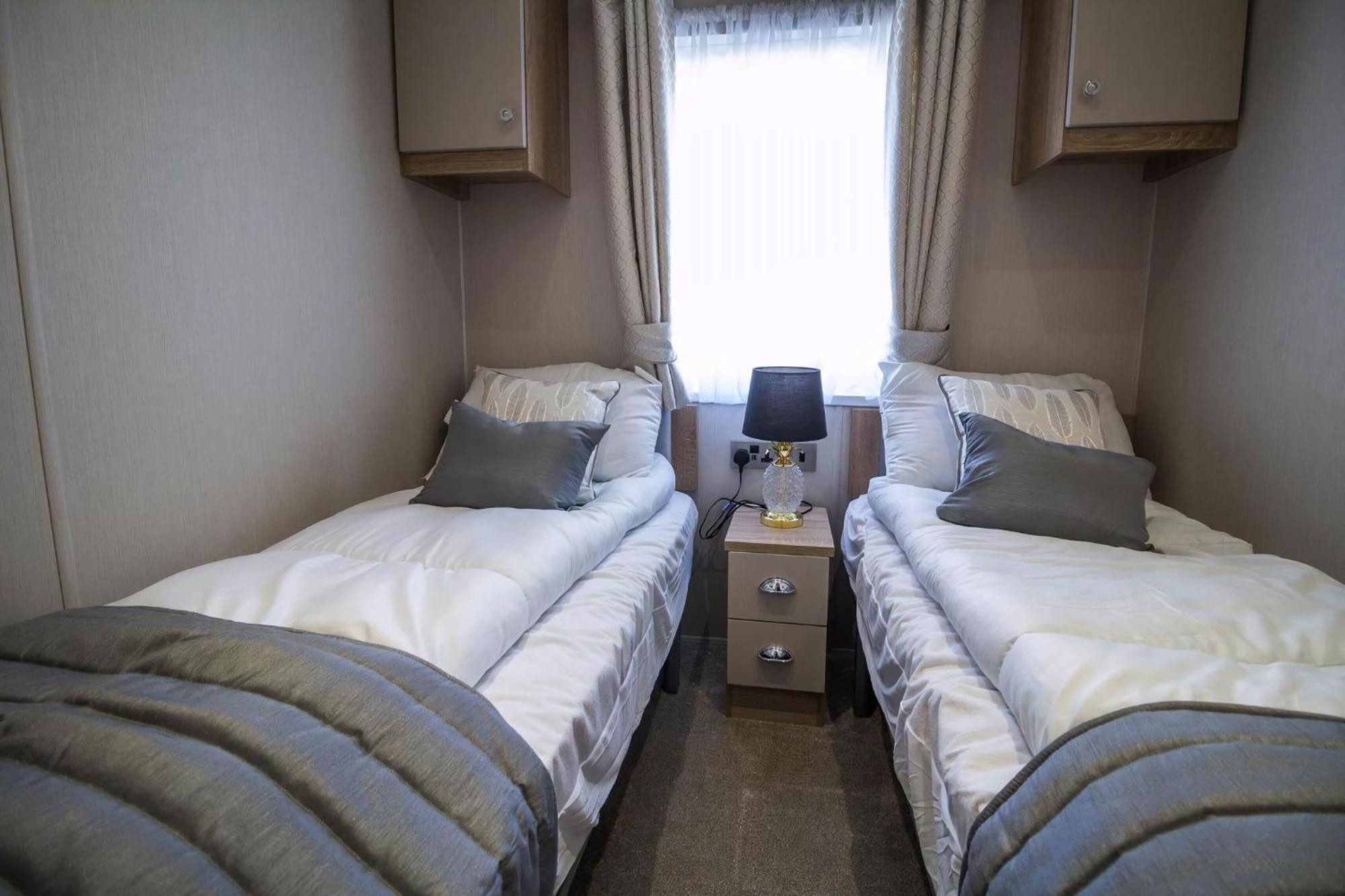 Beautiful Lodge With Full Sea Views At Broadland Sands In Suffolk Ref 20235Bs Hopton on Sea Dış mekan fotoğraf